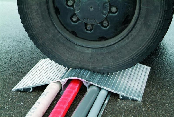 Aluminium-Überfahrbrücke / Kabelbrücke SKR - bis max. 7-fache Kabelbrücke für unterschiedliche Kabel überfahrbar, mit axialer Sicherung 