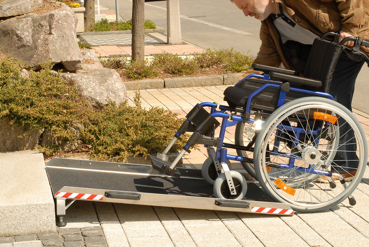 Treppenrampe_rollsuhlrampe_sbk-n_004 Keilbrücke für Rollstühle Länge 800 mm Breite 760 mm Höhe 68-150 mm, Tragkraft 300 kg Aluminium
