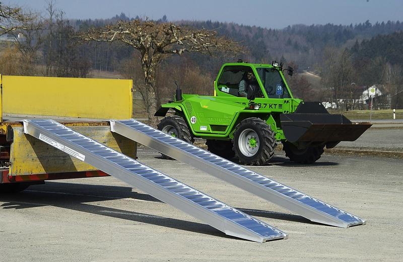 Verladerampen_Tragkraft_Paar_3310_kg_Breite_305_mm_Laenge_1970_mm_7_110_01_002 Verladerampen, Tragkraft/Paar 3310 kg, Breite 305 mm, Länge 1970 mm