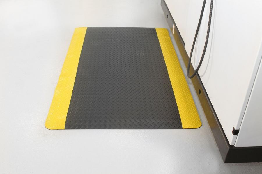 Arbeitsplatzmatte Diamond Deckplate mit gelben Rand, 900 x 3000 mm