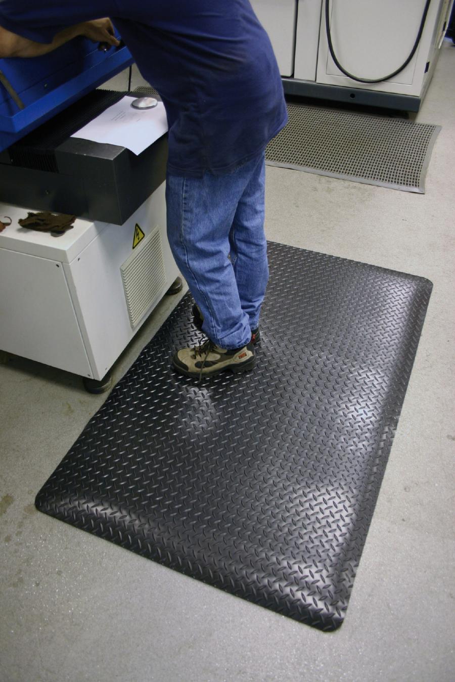 Arbeitsplatzmatte_Diamond_Deckplate_schwarz_900_x_3000_mm_CDP010903_2