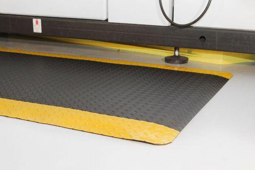 Arbeitsplatzmatte Diamond Deckplate mit gelben Rand, 900 x 6000 mm