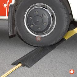 Dreifache_Kabel-_und_Schlauchbruecke_ueberfahrbar_signalgelb_3_279_28_720