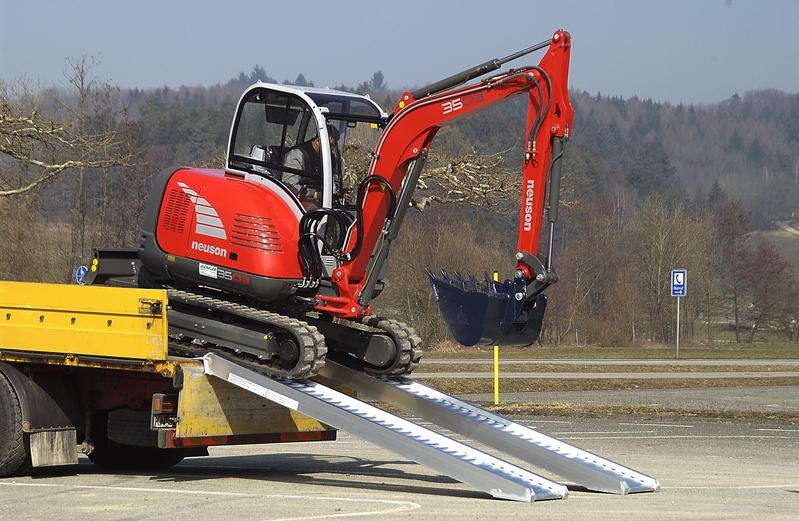 Schwerlastrampen_mit_Rand_Tragkraft_Paar_5150_kg_Breite_405_mm_Laenge_2510_mm_7_130_00_003 Schwerlastrampen mit Rand, Tragkraft/Paar 4390 kg, Breite 405 mm, Länge 3050 mm