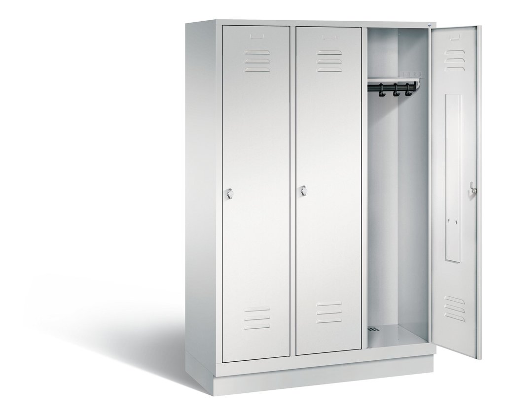 spind-classic-auf-sockel-3-abteile-abteilbreite-400mm Garderobenschrank Breite 910 mm Drehriegel (für eigenes Vorhängeschloss) mit Sockel 3 Abteile RAL 7035 lichtgrau