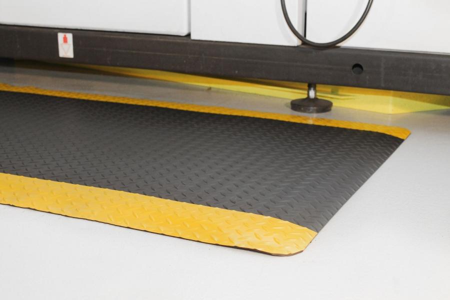 Arbeitsplatzmatte Diamond Deckplate mit gelben Rand, 900 x 1500 mm